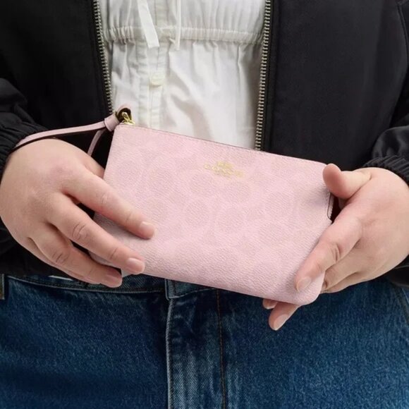 ❤️ Coach Corner Zip Wristlet In Signature Canvas Powder Pink - Picture 3 of 5